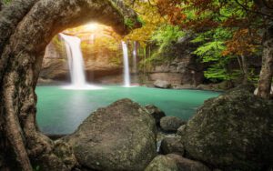 Cascade pittoresque dans le parc national de Khao Yai, entourée de rochers et d'une végétation luxuriante, offrant un cadre naturel apaisant